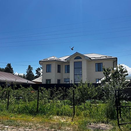 Tuenduek Guest House, Каракол Екстериор снимка